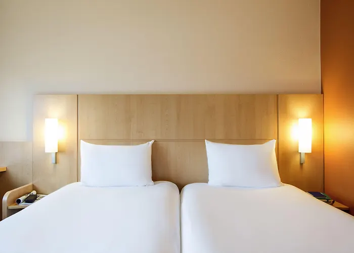 מלון Ibis Centre 3*